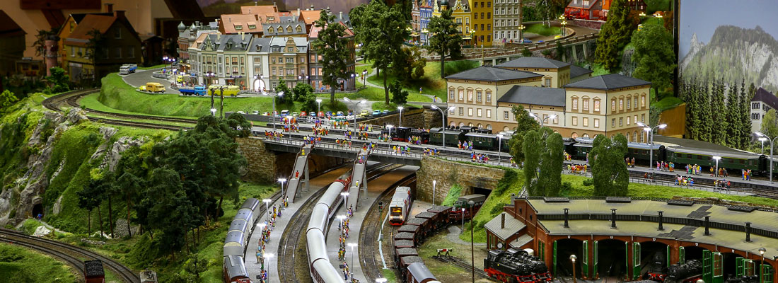 Bahnhof mit Lokschuppen auf einer Modellbahnanlage des Vereins